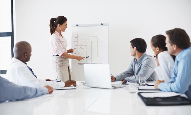 與團(tuán)隊成員、行業(yè)專家和潛在用戶討論解決方案